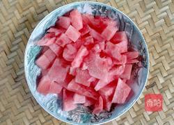 冰镇西瓜汁的做法图解1
