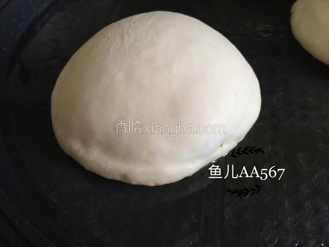 二次发酵好的面饼，放进预热好、刷好油的电饼铛后，内部受热，会鼓起接近球状，这样烙出来的饼不用刀在中间剖开，内部已经是分离的状态了。