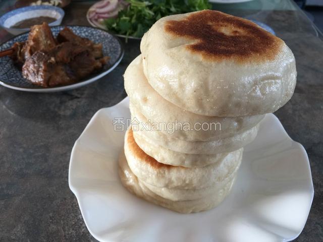 烙好的饼摞在盘子里。