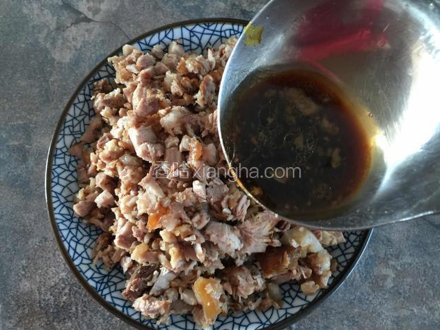 将酱肉切碎，拌些酱肉的汤汁进去（这样比不拌汤汁的口感更好，味道更香）。