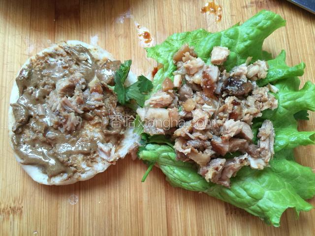 放一个生菜叶，再铺上酱肉末，左边的饼盖在右面的饼上就完成了。