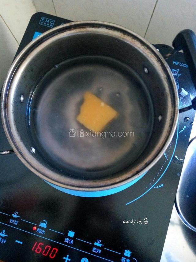 放入红糖入水中，煮至融化后