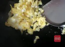 Illustration of how to make green onion and egg fried rice 5