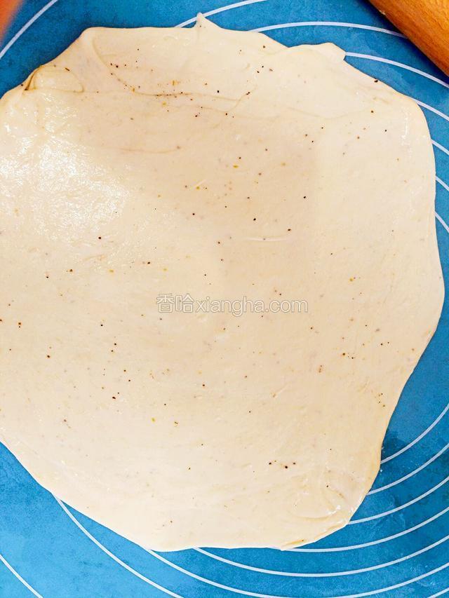 在用擀面杖擀成饼状