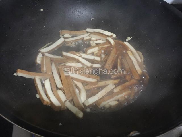 倒入料酒和生抽炒匀。