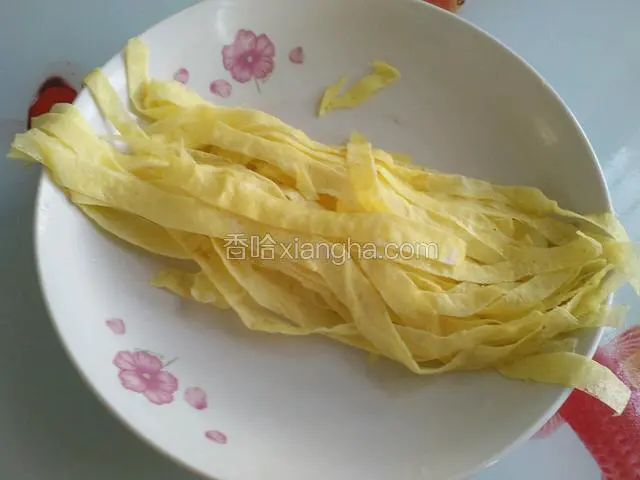 把蛋皮切成条