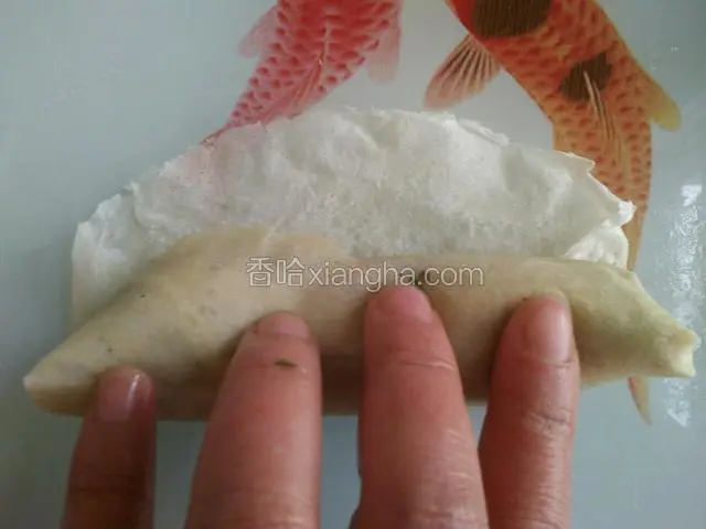 再继续卷起来，留一小部分，抹上清水，没水，它自己是粘不起来的