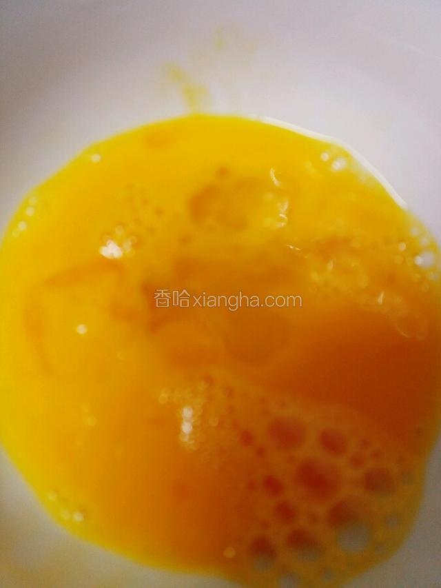 蛋液放少许盐搅匀 可加少许清水易打散
