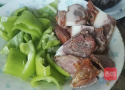 猪头肉炒青椒的做法图解2