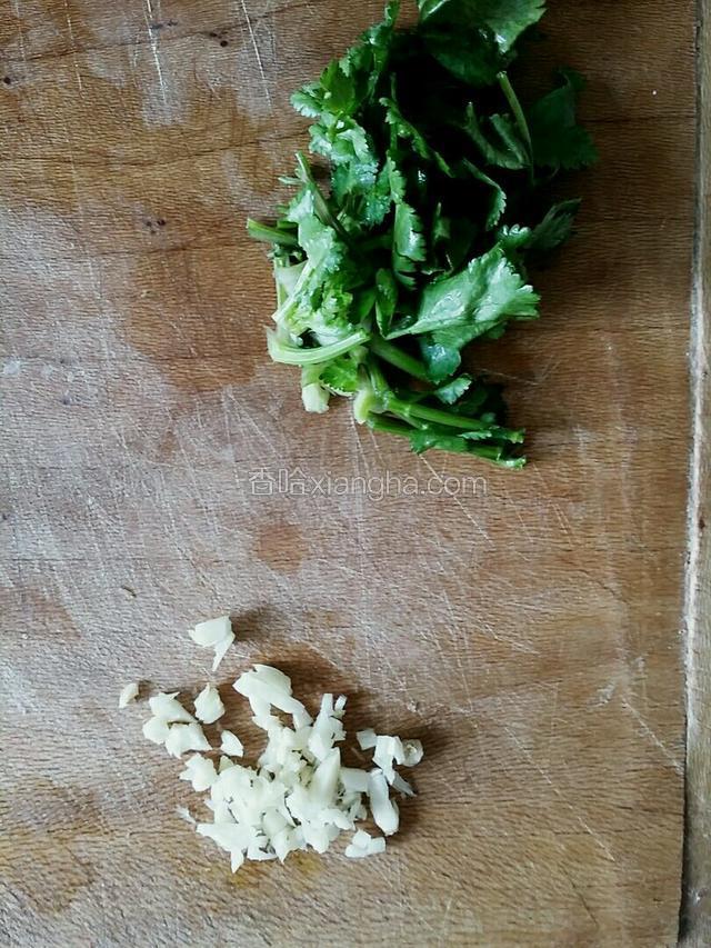 香菜切段、蒜切末。