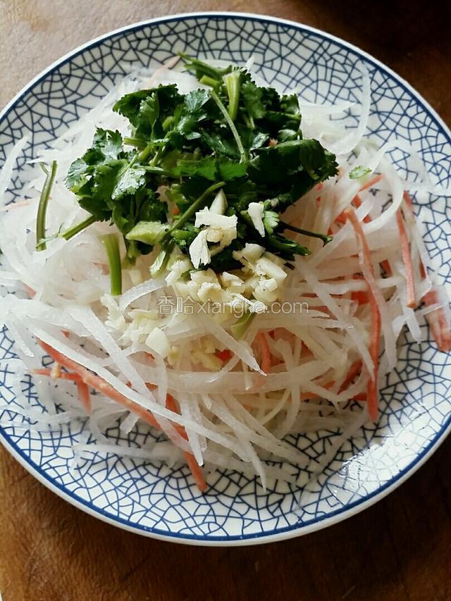 将切好的食材放入盘中。