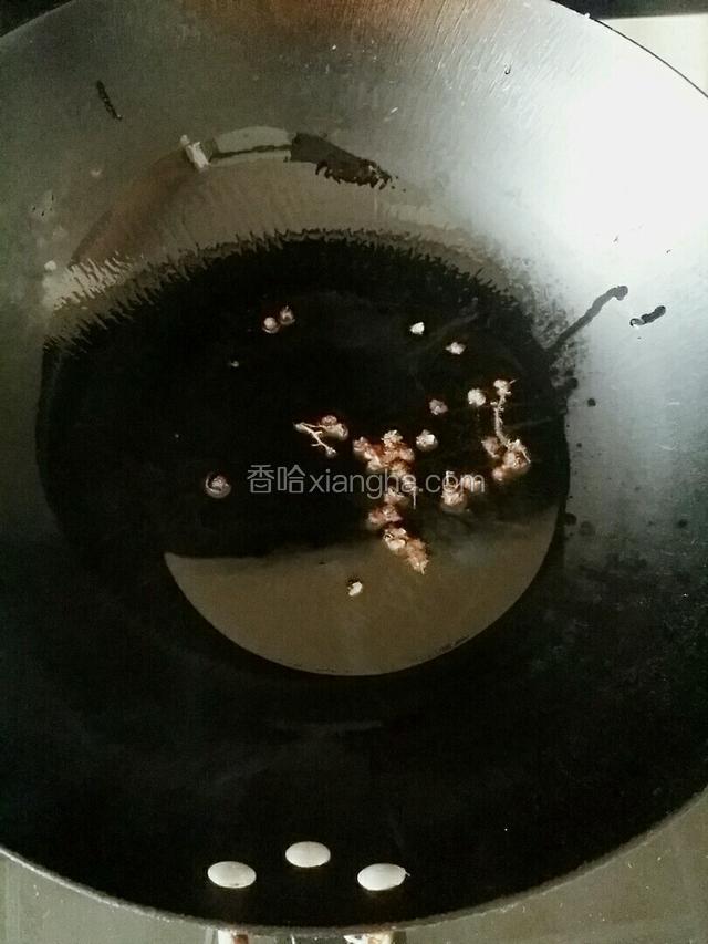 起锅做油油七成热，放入花椒，煸出香味。
