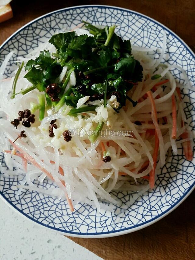 将烧好的花椒油泼入蒜末上。