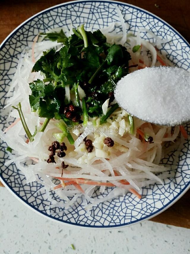 调入盐，白醋。