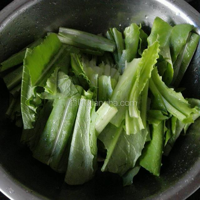 油麦菜清洗干净，切成小断