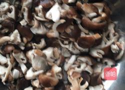 鸡腿炖香菇的做法图解2