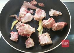 家常排骨黄豆煲的做法图解2