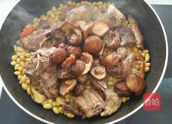 家常排骨黄豆煲的做法图解6