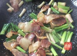 大蒜炒腊肉的做法图解4