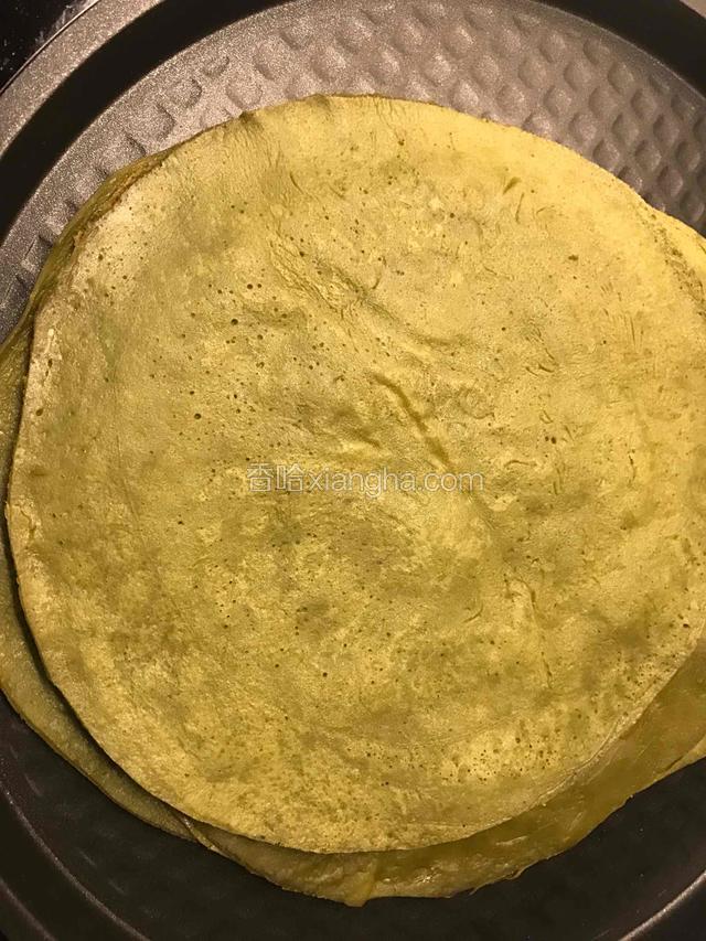 将班戟粉，鸡蛋，糖，奶粉，水，抹茶粉，充分拌匀，用炒勺舀出混合液，每勺约45克，平底锅烧热后小火，摊饼皮6寸，约16片，8寸，约9片