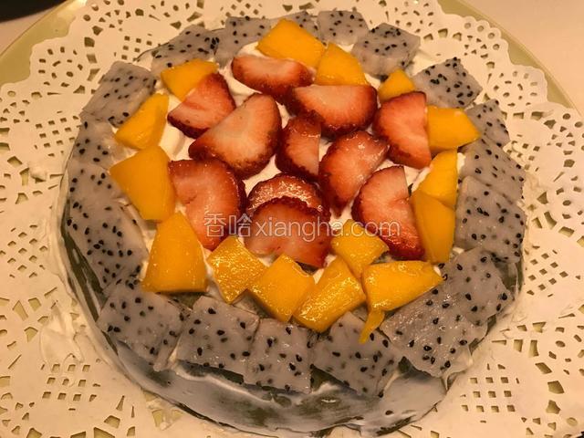 一层饼皮一层奶油一层水果再一层奶油