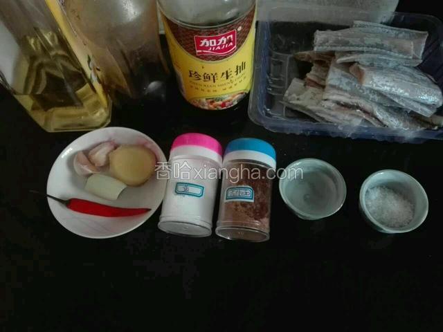 准备材料。
带鱼去头，肠。鳍。洗净切二寸段。准备鸡精。