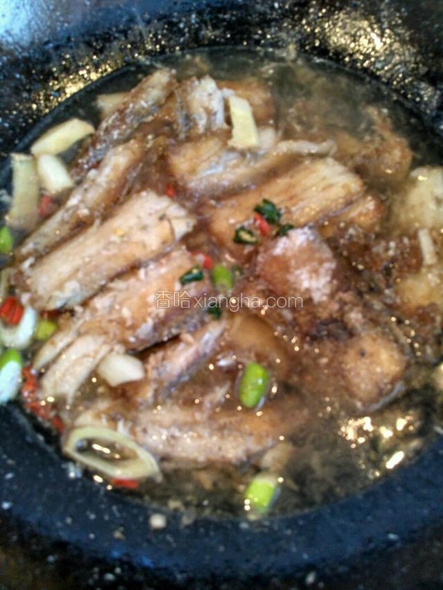 添一碗清水，大火烧开，盖盖烧鱼。酒香泌入鱼内，与鱼浑然。腥气无存香气溢出。大火快收汁，因为鱼已熟，增其味。