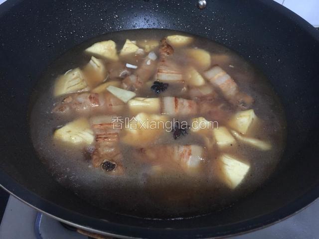 加入和食材齐平的水，大火烧开转小火炖煮40分钟。
