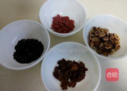 三黑果干枸杞粥的做法图解3