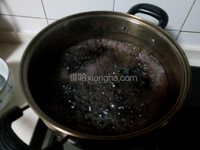 粥煮好后，盛出倒入汤锅中继续煮。要让粥更粘稠。
