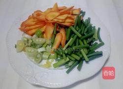 魔芋梅花蒜苔炒肉的做法图解2