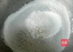 猪肉香葱馅锅贴的做法图解1