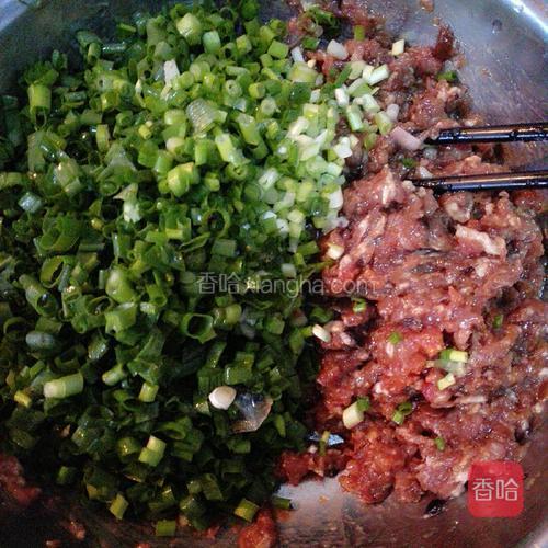 肉馅搅拌均匀,倒入切好的小葱