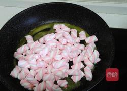 草莓味花生牛轧糖的做法图解4