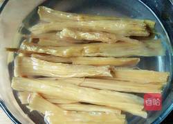 双椒炒腐竹的做法图解2