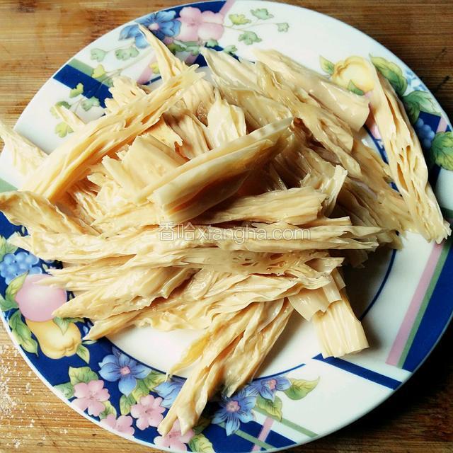 腐竹切成段