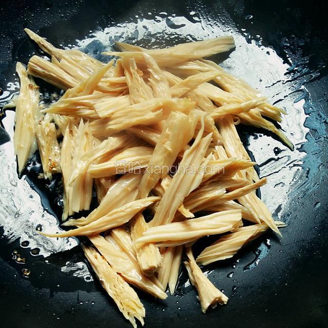 锅中油热，下入腐竹翻炒