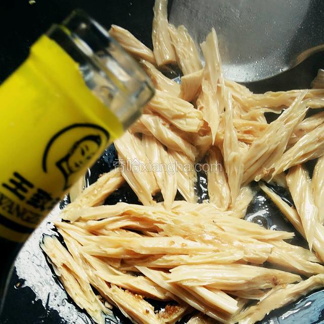 淋上少许料酒