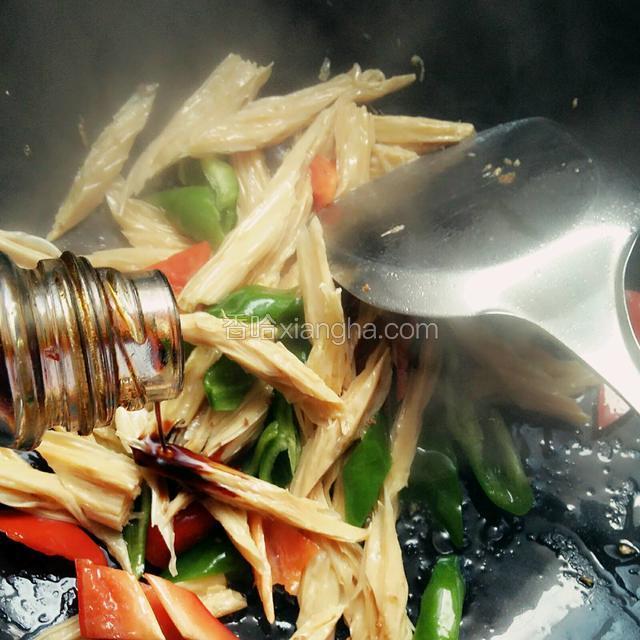 倒入少许鲜酱油翻炒