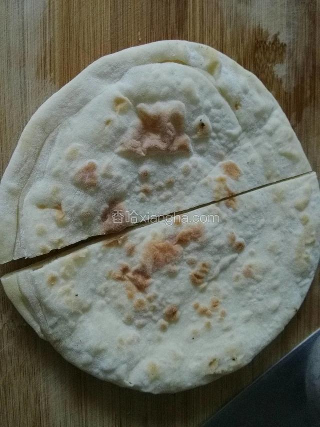 准备好自己烙制发面饼一张；