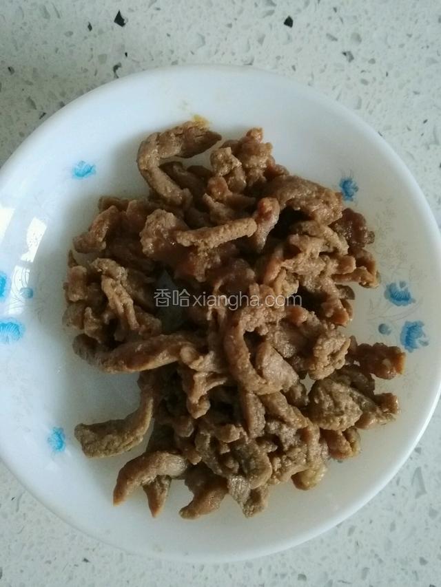 准备好适量用生抽煨制，炒好滴里脊肉丝儿；