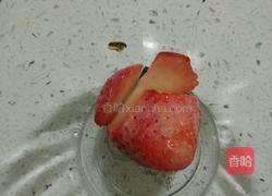 雨中草莓玫瑰的做法图解3