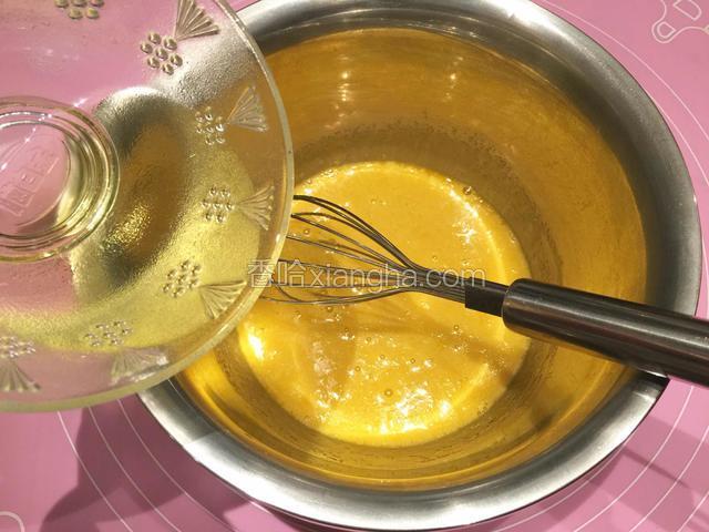 再倒入40克玉米油搅打均匀；
