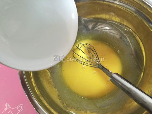 接着加入50克清水搅拌均匀；