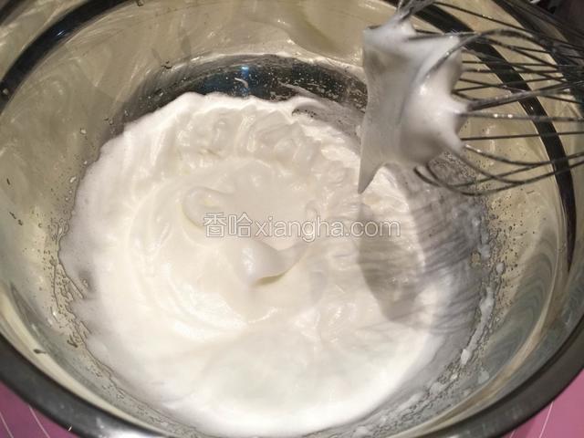 接着打至蛋白泡沫变细，且提起打蛋头蛋白霜会挂着时，再加入1/3细砂糖；