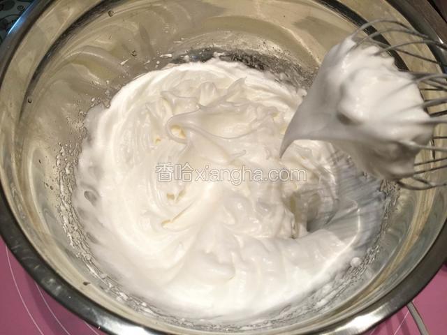 打至提起打蛋头，蛋白霜呈大弯勾时，加入剩余的细砂糖和10克玉米淀粉；
