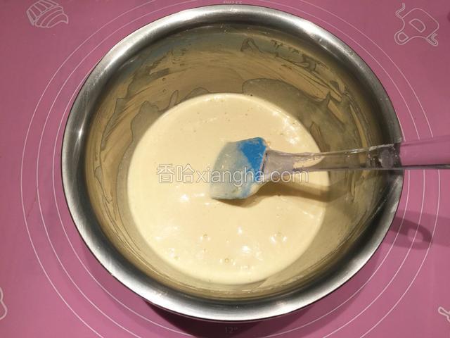 剩下的一半蛋白霜也是分两次加入原味的蛋黄糊中翻拌均匀；