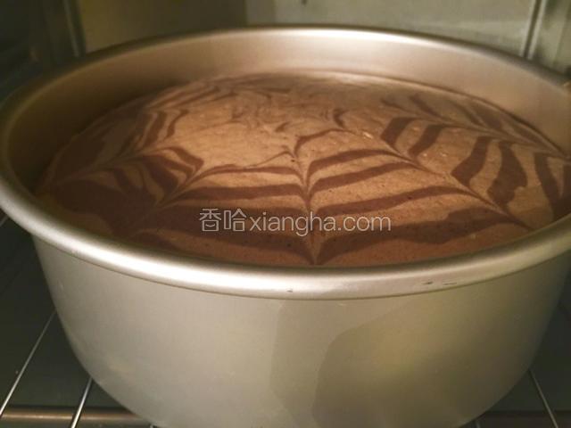 将蛋糕模放入烤箱中下层，设置上下火140度，烤50分钟左右即可出炉；