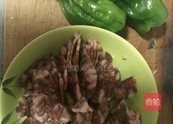 青椒炒辣香肠的做法图解1