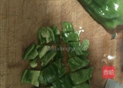 青椒炒辣香肠的做法图解2